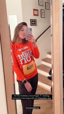 proud of myself | Epidermolysis Bullosa News | Lena takes a selfie in a floor-length mirror while wearing her long-sleeved "Vienna Night Run" shirt, leggings, and a smartwatch.